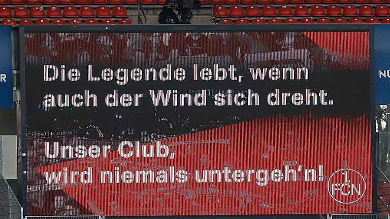 'Die Legende lebt' - heißt die Stadion-Hymne des 1. FC Nürnberg. Auch bei der Regionalliga-Reserve wird das Lied gespielt. 'Die Legende lebt' - heißt die Stadion-Hymne des 1. FC Nürnberg. Auch bei der Regionalliga-Reserve wird das Lied gespielt.