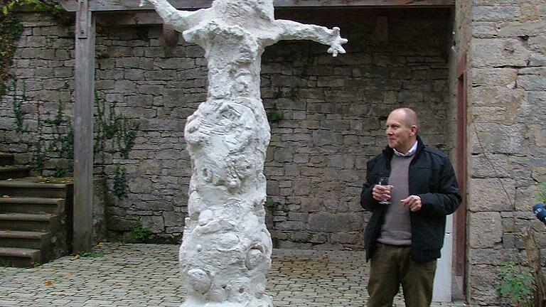 Das knorzige Schneewittchen kommt       -  Das Lohrer Schneewittchen und sein Erschaffer: Das Archivbild zeigt den Karlstadter Künstler Peter Wittstadt mit dem Gipsentwurf seiner Darstellung der Märchenfigur, die der Legende nach einst in Lohr gelebt haben soll. An diesem Mittwoch wird die mittlerweile in Bronze gegossene Figur vor der neuen Lohrer Stadthalle aufgestellt.