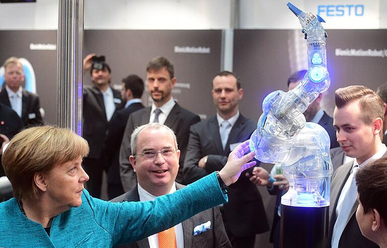 Schon auf der Hannover Messe 2017 waren Cobots ein Thema, wie selbst die damalige Bundeskanzlerin Angela Merkel erfuhr. Schon auf der Hannover Messe 2017 waren Cobots ein Thema, wie selbst die damalige Bundeskanzlerin Angela Merkel erfuhr.