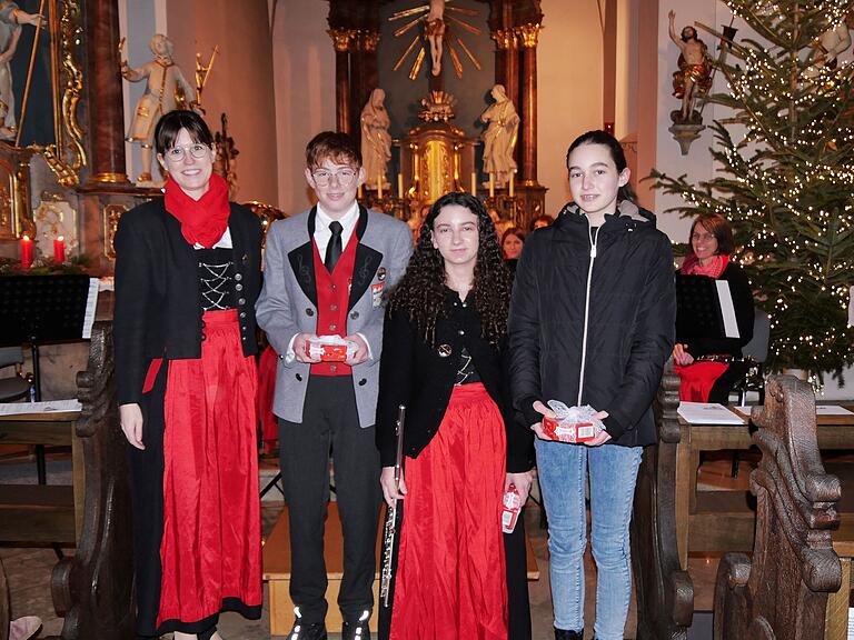 Die Vereinsvorsitzende Melanie Spiwek (links) freute sich über erfolgreichen musikalischen Nachwuchs: . Leon Krückel, Laura Hetterich und Emma Müller haben die D-1 Prüfung des Nordbayerischen Musikbundes bestanden. Die Vereinsvorsitzende Melanie Spiwek (links) freute sich über erfolgreichen musikalischen Nachwuchs: . Leon Krückel, Laura Hetterich und Emma Müller haben die D-1 Prüfung des Nordbayerischen Musikbundes bestanden.