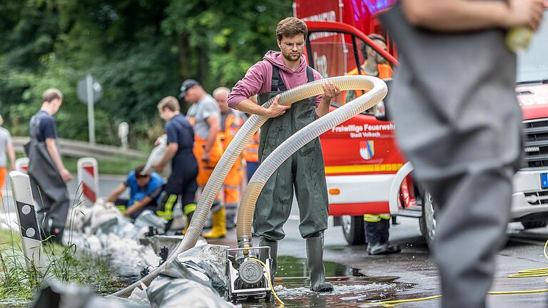 Das Hochwasser im Juli bedeutete Herkulesarbeit für die Feuerwehren im Landkreis und die erste Bewährungsprobe für den neuen Kreisbrandrat Dirk Albrecht. Das Hochwasser im Juli bedeutete Herkulesarbeit für die Feuerwehren im Landkreis und die erste Bewährungsprobe für den neuen Kreisbrandrat Dirk Albrecht.
