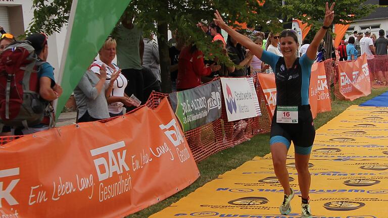 Anna-Lena Klee, hier beim Zieleinlauf, errang bei den deutschen Meisterschaften in der noch jungen Sportart Quadrathlon den Titel bei den Frauen.