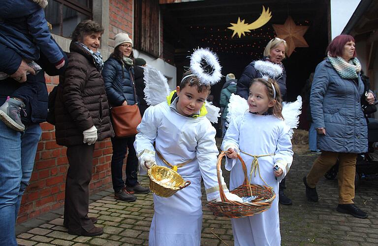 Zwei kleine Engel drehten ihre Runde nach dem Krippenspiel beim Weihnachtsmarkt in Abtswind Zwei kleine Engel drehten ihre Runde nach dem Krippenspiel beim Weihnachtsmarkt in Abtswind