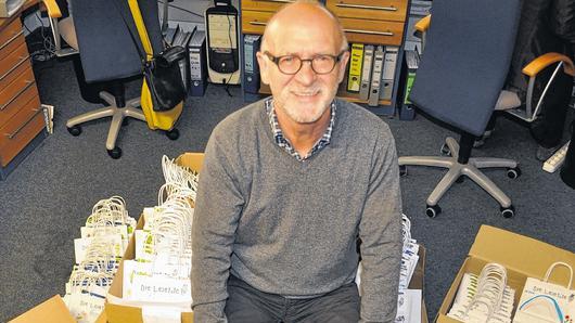 Er und seine Mitarbeiter haben in den letzten Tagen 250 Lesetüten gepackt, die mit Beginn des neues Schuljahres Zweitklässler an Erstklässler verteilen dürfen: Buchhändler Franz Wölfl aus Haßfurt.