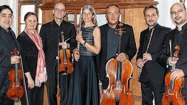 Große Besetzung beim Frühlingskonzert in Schloss Oberschwappach: Raúl Teo Arias, Natalia Solotych, Andreas Lucke, Ursula Haeggblom, Karlheinz Busch, Marcos Fregnani und Branko Kabadaic (von links).