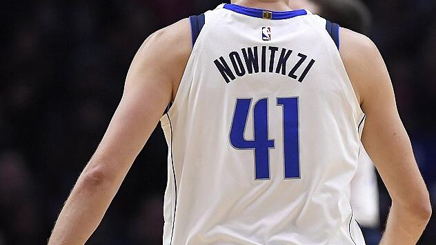 Los Angeles Clippers - Dallas Mavericks       -  Von hinten Dirk Nowitkzi: Auf seinem &bdquo;Jubiläumstrikot&ldquo; war sein Nachname falsch geschrieben.