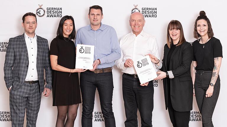 Freuen sich über den Designpreis für das Willkommensportal des Landkreises Rhön-Grabfeld: (von links) Alexander Streck (Geschäftsführer Evoworkx Media), Hue Vi (Webartist Evoworkx Media), Jörg Geier (Leiter der Stabsstelle Kreisentwicklung), Landrat Thomas Habermann, Tina Scheidler (Senior Art Direktorin Evoworkx Media), Jennifer Shirley (Designerin Evoworkx Media).