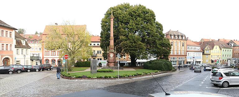 Von Asphalt eingekesselt: der Kitzinger Königsplatz. Für diesen zentralen Platz wünscht sich Graumann mehr Aufenthaltsqualität.