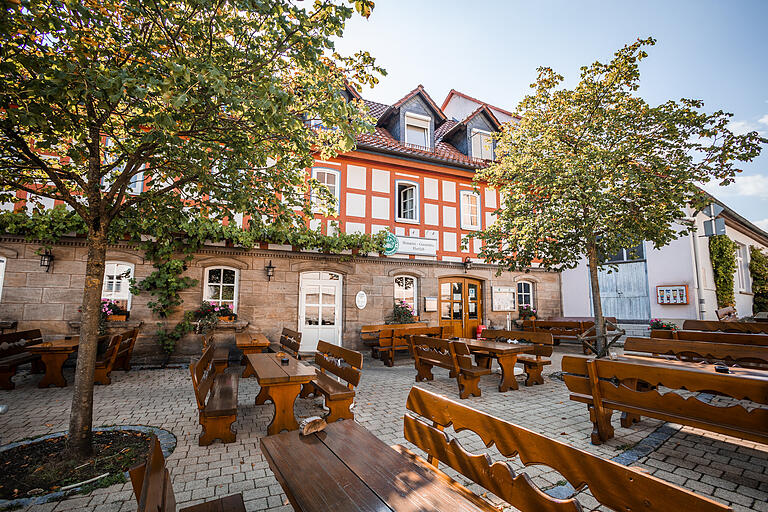 Neben seinem bekannten Landbier bietet der Brauerei Gasthof Hartleb auch Obstbrände und Likör aus eigener Produktion an.