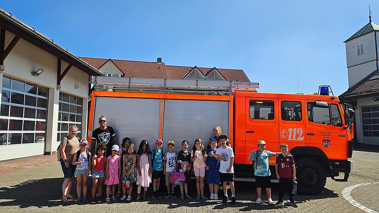 Die Kinder beim Besuch der Feuerwehr Bad Neustadt. Die Kinder beim Besuch der Feuerwehr Bad Neustadt.