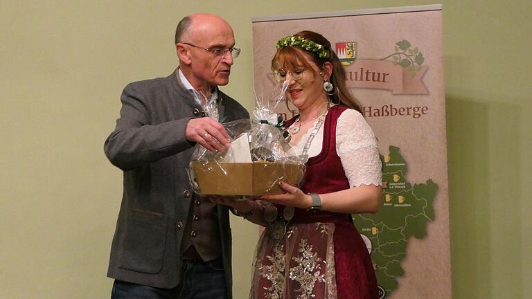 Ein Abschiedsgeschenk überreicht Landrat Wilhelm Schneider der Bierprinzessin Kerstin Friedrich. Ein Abschiedsgeschenk überreicht Landrat Wilhelm Schneider der Bierprinzessin Kerstin Friedrich.
