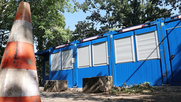 Container stehen oberhalb der Kitzinger St.-Hedwig-Schule. Sie werden vom neuen Schuljahr an gebraucht, weil der Platz nicht mehr reicht.