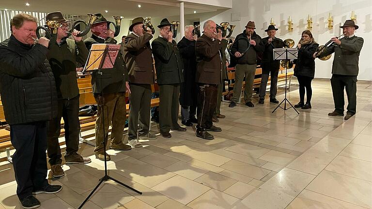 Die Jagdhornbläser der Kreisgruppe Haßfurt mit ihrem Dirigenten Wolfgang Stumpf (rechts) auf den kleineren Jagdhörnern B.