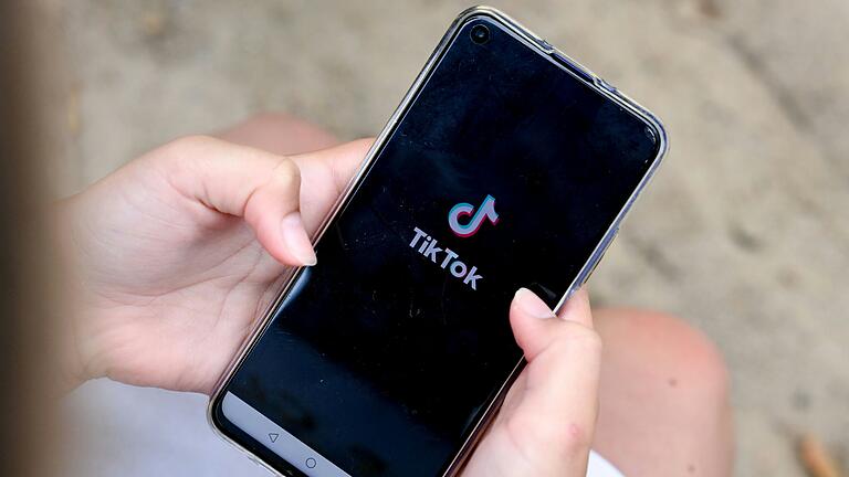 Über TikTok nahmen Jugendliche Kontakt zu einem 14-Jährigen aus Main-Spessart auf. Über Instagram wurde ein Treffen in Retzbach (Lkr. Main-Spessart) ausgemacht. Dort folgten Schläge, Tritte und Spuckattacken, teilt die Polizei mit.