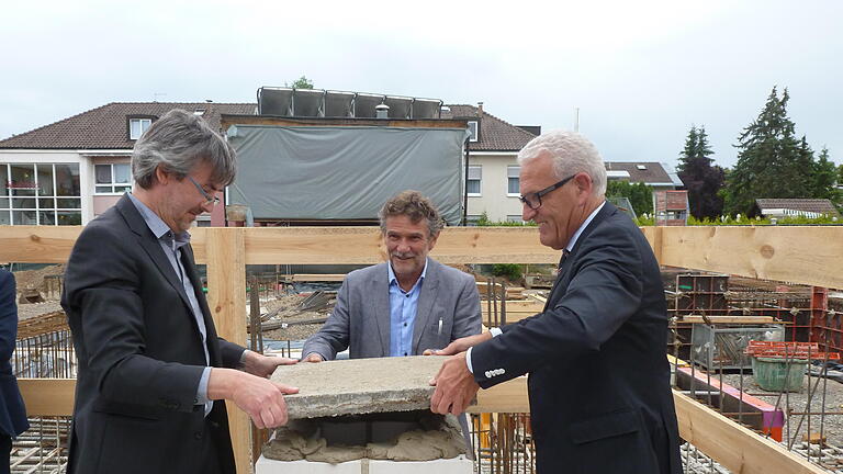 Grundsteinlegung der neuen Stadthalle mit Eintrag ins Goldene Buch