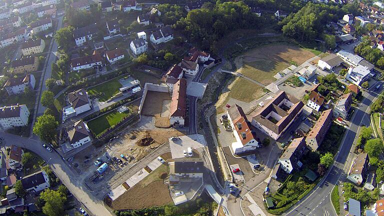 Großaufgebot: Das sanierte Altlastengebiet in Schonungen (Lkr. Schweinfurt) von oben.