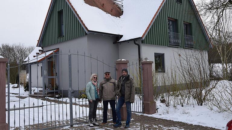 Familie Endres vor dem Wohnhaus im Karlburger Tal.