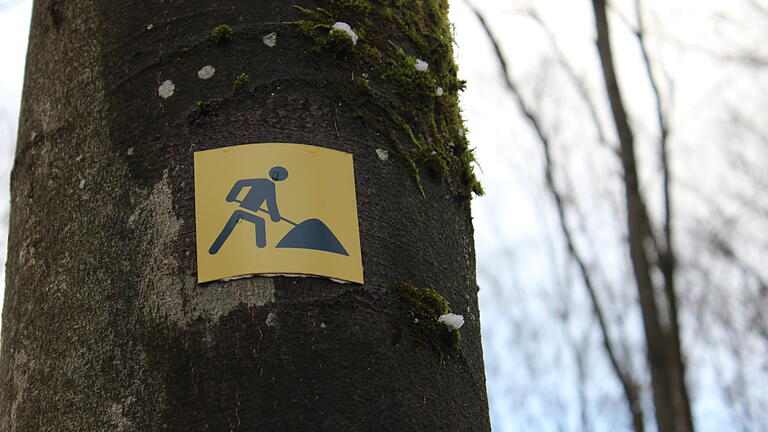 Den Weg weisen Schilder, die Beschilderungsdichte der einzelnen Spurensucherpfade unterscheidet sich. Vor allem der Spurensucherpfad Bettlersruh (Burgsinn) weist eine hohe Beschilderung auf, was das Wandern für Laien einfacher macht.