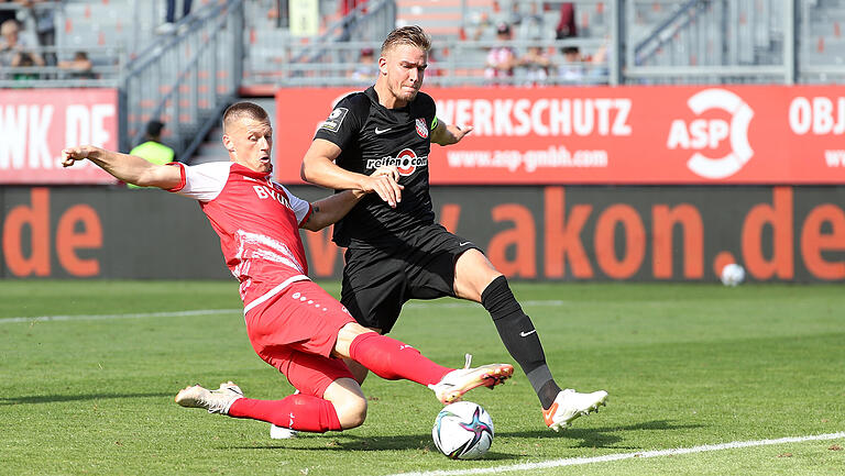 Szene aus dem Hinspiel: Im September vergangenen Jahres trafen Marvin Pourie (links) und die Würzburger Kickers gegen Tobias Foelster (rechts) und den TSV Havelse trotz zahlreicher Chancen nicht ins Tor und mussten sich am Ende mit einem 0:0 zufrieden geben.