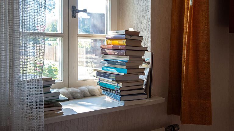 Unübersehbare Zeichen der Auflösung der Bibliothek auch auf dem Fensterbrett. Unübersehbare Zeichen der Auflösung der Bibliothek auch auf dem Fensterbrett.