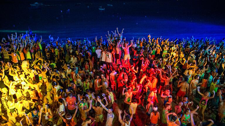 Full Moon Party in Thailand       -  Bis zu 30.000 Gäste nehmen jeden Monat an der Full Moon Party in Koh Phangan teil. (Archivbild)