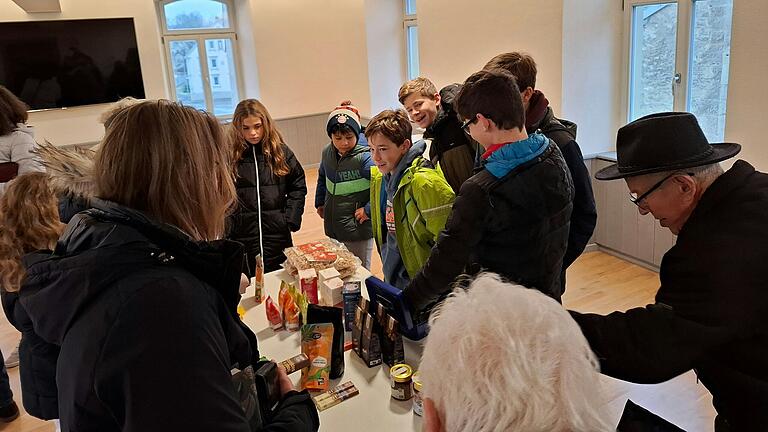 Eine-Welt-Verkauf im Dorfgemeinschaftshaus. Eine-Welt-Verkauf im Dorfgemeinschaftshaus.