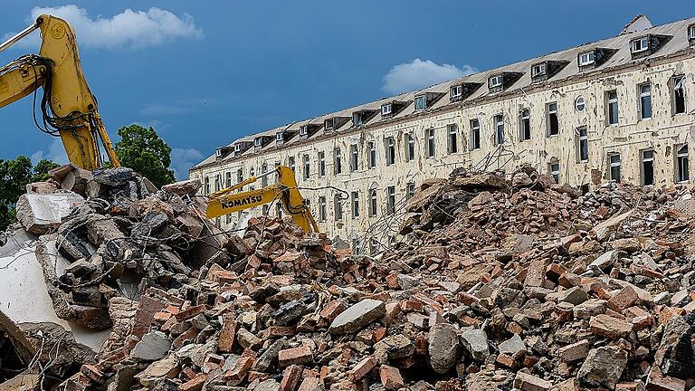 Abbrucharbeiten in der Kaserne für den I-Campus.