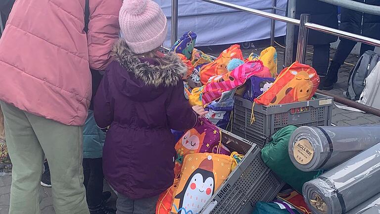 Bunte Rucksäcke hatte die Helfergruppe für die geflüchteten Kinder gepackt und mit zur polnisch-ukrainischen Grenze gebracht.       -  Bunte Rucksäcke hatte die Helfergruppe für die geflüchteten Kinder gepackt und mit zur polnisch-ukrainischen Grenze gebracht.