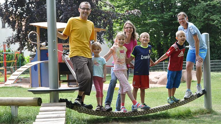 Diese Familien sind sich einig: Der Marktheidenfelder Mehrgenerationenspielplatz bietet für jede Altersklasse etwas. (Archivbild)