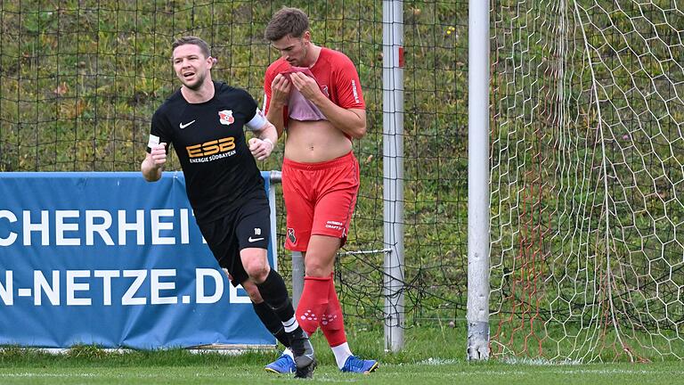 Aubstadts Abwehrchef Tim Hüttl (rechts) möchte sich nach seinem Aussetzer vor dem 0:1 am liebten in seinem Trikot vergraben. Hankofens Kapitän Tobias Richter (links) dreht stattdessen jubelnd ab. Aubstadts Abwehrchef Tim Hüttl (rechts) möchte sich nach seinem Aussetzer vor dem 0:1 am liebten in seinem Trikot vergraben. Hankofens Kapitän Tobias Richter (links) dreht stattdessen jubelnd ab.