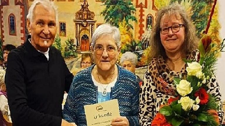 Othmar Röhner beglückwünscht die Geehrten Herta Strenzel und Elke Remler.