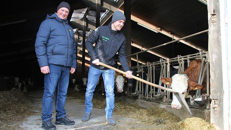 Alexander Fischer (links) und Neffe Henry Weis haben in ihrem Betrieb in Mittelsinn in den letzten Jahren einige Dinge umgestellt und den Tierbestand etwas reduziert. Alexander Fischer (links) und Neffe Henry Weis haben in ihrem Betrieb in Mittelsinn in den letzten Jahren einige Dinge umgestellt und den Tierbestand etwas reduziert.