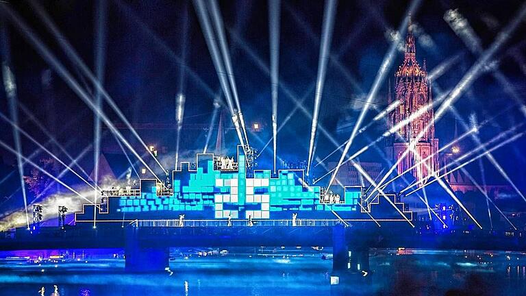 Einheitsfeier in Frankfurt - Lichtstrahlen sind am 03.10.2015 bei der Einheitsfeier in Frankfurt am Main (Hessen) bei einer Licht- und Musikshow über einer Videowand auf einer Mainbrücke in den dunklen Himmel gerichtet. Die Abendinszenierung mit 25 Lichterbrücken bildete anlässlich des 25. Jahrestags der Deutschen Einheit einen Höhepunkt der Feierlichkeiten. Foto: Foto: Frank Rumpenhorst/dpa +++(c) dpa - Bildfunk+++ Einheitsfeier in Frankfurt - Lichtstrahlen sind am 03.10.2015 bei der Einheitsfeier in Frankfurt am Main (Hessen) bei einer Licht- und Musikshow über einer Videowand auf einer Mainbrücke in den dunklen Himmel gerichtet. Die Abendinszenierung mit 25 Lichterbrücken bildete anlässlich des 25. Jahrestags der Deutschen Einheit einen Höhepunkt der Feierlichkeiten. Foto: Foto: Frank Rumpenhorst/dpa +++(c) dpa - Bildfunk+++
