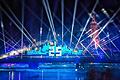 Einheitsfeier in Frankfurt       -  Lichtstrahlen sind am 03.10.2015 bei der Einheitsfeier in Frankfurt am Main (Hessen) bei einer Licht- und Musikshow über einer Videowand auf einer Mainbrücke in den dunklen Himmel gerichtet. Die Abendinszenierung mit 25 Lichterbrücken bildete anlässlich des 25. Jahrestags der Deutschen Einheit einen Höhepunkt der Feierlichkeiten. Foto: Foto: Frank Rumpenhorst/dpa +++(c) dpa - Bildfunk+++