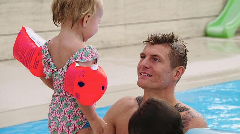 Der fürsorgliche Familienvater: Toni Kroos planscht in einer Filmszene mit seiner Tochter Amelie im Pool des Eigenheims in Madrid. Der fürsorgliche Familienvater: Toni Kroos planscht in einer Filmszene mit seiner Tochter Amelie im Pool des Eigenheims in Madrid. 