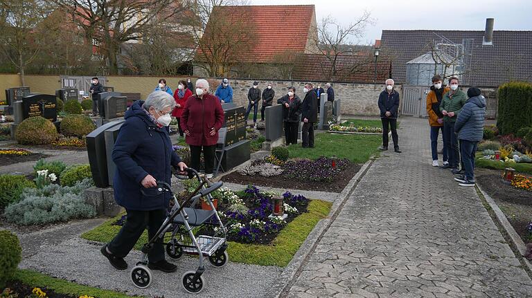 Am Tag der Zerstörung feierten die Einwohner Dornheims mit den wenigen heute noch lebenden Zeitzeugen ein ökumenisches Friedensgebet auf dem Friedhof des Ortes. Am Tag der Zerstörung feierten die Einwohner Dornheims mit den wenigen heute noch lebenden Zeitzeugen ein ökumenisches Friedensgebet auf dem Friedhof des Ortes. 
