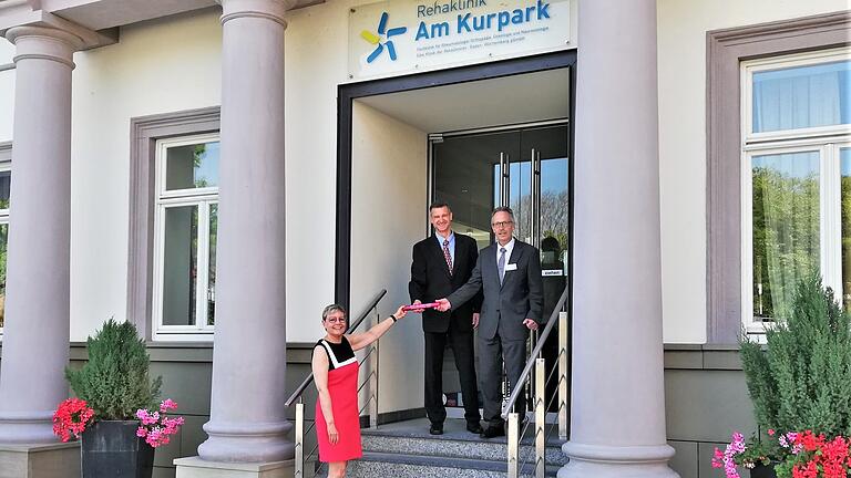 Bundestagsabgeordnete Sabine Dittmar (SPD) nahm den Staffelstab der Klinik am Kurpark von Chefarzt Dr. Andreas Willer und kaufmännischem Leiter Holger Metz entgegen.       -  Bundestagsabgeordnete Sabine Dittmar (SPD) nahm den Staffelstab der Klinik am Kurpark von Chefarzt Dr. Andreas Willer und kaufmännischem Leiter Holger Metz entgegen.