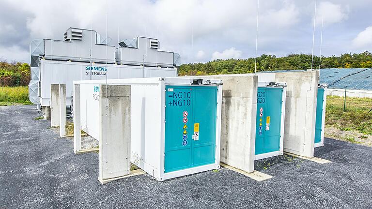 Der 10 MW-Batteriespeicher sorgt laut Stadtwerk-Geschäftsführer Norbert Zösch für eine CO2-Einsparung von 1400 Tonnen pro Jahr. Der 10 MW-Batteriespeicher sorgt laut Stadtwerk-Geschäftsführer Norbert Zösch für eine CO2-Einsparung von 1400 Tonnen pro Jahr.