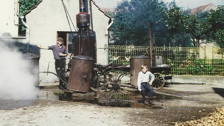 Das Bild aus dem Jahr 1963 zeigt das Gerät zum Kartoffeldämpfen, die sogenannte Dampfkolonne, in vollem Betrieb. Daran waren drei Kessel zum Kartoffeldämpfen. Der Mann auf dem Bild ist Kolonnenführer Erich Kempf und der Bub der siebenjährige Bernd Günther. Das Bild aus dem Jahr 1963 zeigt das Gerät zum Kartoffeldämpfen, die sogenannte Dampfkolonne, in vollem Betrieb. Daran waren drei Kessel zum Kartoffeldämpfen. Der Mann auf dem Bild ist Kolonnenführer Erich Kempf und der Bub der siebenjährige Bernd Günther.