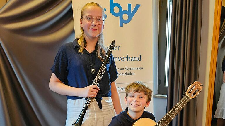 Was Förderung möglich macht, zeigen zwei junge Musiker des Matthias-Grünewald-Gymnasiums in Würzburg: Rafael Perneker (Gitarre, ab September 2024 Klasse 5) und Anna Perneker (Klarinette, 9. Klasse Exzellenzzweig) Was Förderung möglich macht, zeigen zwei junge Musiker des Matthias-Grünewald-Gymnasiums in Würzburg: Rafael Perneker (Gitarre, ab September 2024 Klasse 5) und Anna Perneker (Klarinette, 9. Klasse Exzellenzzweig)