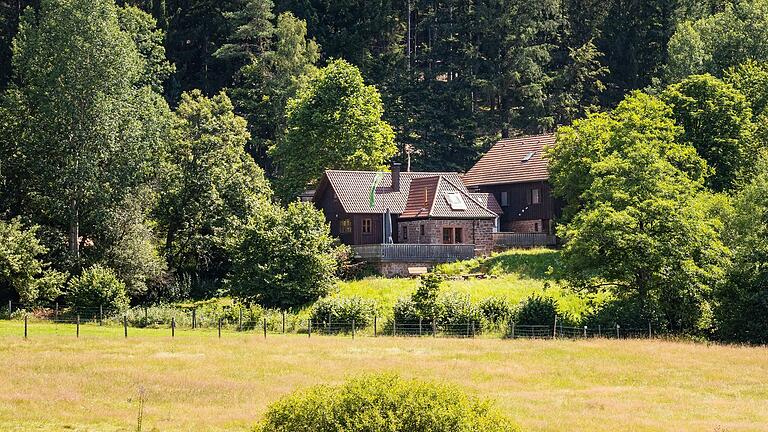 Bereits von Weitem sieht man die Sylvan-Gaststätte mit der DAV-Übernachtungshütte inmitten der Wiesen und Wälder im Weihersgrund liegen.&nbsp;