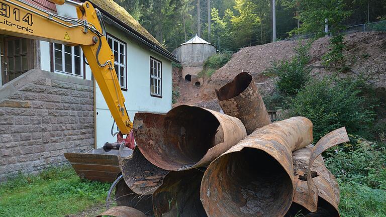 Die Erneuerung der Zulaufleitung zum Maschinengebäude der Frammersbacher Wasserkraftanlage ist in vollem Gange.