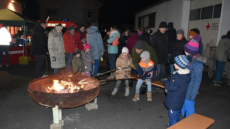 Bei Stockbrot am Lagerfeuer, Bratwurst vom Holzkohlegrill sowie Glühwein und Kinderpunsch verweilten die Stammheimer sehr gerne am Feuerwehrgerätehaus. Bei Stockbrot am Lagerfeuer, Bratwurst vom Holzkohlegrill sowie Glühwein und Kinderpunsch verweilten die Stammheimer sehr gerne am Feuerwehrgerätehaus.