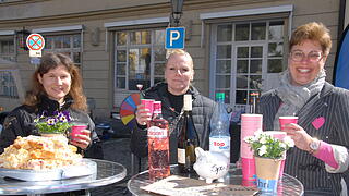 Viel geboten war beim Kitzinger Frühling 2025, der sich mit der Automeile. Musik und vielen Ständen durch die ganze Kitzinger Innenstadt zog. Bei strahlendem Sonnenschein und kühlem Wind waren viele Menschen unterwegs und nutzten den verkaufsoffenen Sonntag zum Bummeln.