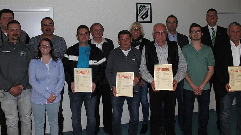 Langjährige Treue zum Verein wurde bei der Hauptversammlung des FC Eintracht Großlangheim gewürdigt. Der stellvertretende Vorsitzende Aleksander Schuster (Zweiter von links) ehrte Stefan Adrio (von links) Kristina Rickel, Gerald Grosser, Martin Stöcklein, Hans Weber, Karl-Heinz Stöcklein, Petra Droll, Theo Saar, Bernhard Baus, Christian Förth, Dominik Droll und Reinhold Schmidt. Langjährige Treue zum Verein wurde bei der Hauptversammlung des FC Eintracht Großlangheim gewürdigt. Der stellvertretende Vorsitzende Aleksander Schuster (Zweiter von links) ehrte Stefan Adrio (von links) Kristina Rickel, Gerald Grosser, Martin Stöcklein, Hans Weber, Karl-Heinz Stöcklein, Petra Droll, Theo Saar, Bernhard Baus, Christian Förth, Dominik Droll und Reinhold Schmidt.