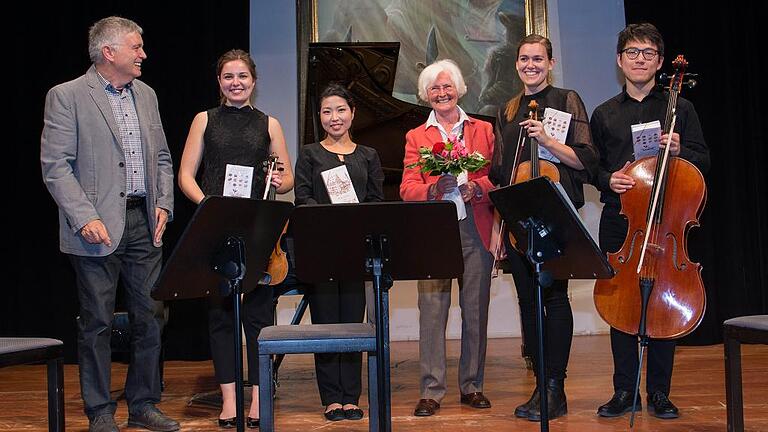 Hans Weber, zweiter Vorsitzender des Seniorenbeirats der Stadt Haßfurt (links), dankte dem Alma-Quartett und Franka Camphausen vom gemeinnützigen Verein &bdquo;Yehudi Menuhin Live Music Now Franken&ldquo; (Dritte von rechts) für das schöne Konzert, das sie den Senioren in der Stadthalle in Haßfurt bereitet hatten.