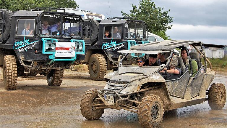 Offroad-Messe „Abenteuer & Allrad“: So macht Schlamm Spaß       -  In den verschiedenen Fahrzeugen konnten Besucher mitfahren, durch Wasser und Matsch.