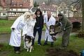 Narren graben den Fasching wieder aus       -  Die Tradition den Fasching am 11.11. um 11:11 Uhr auszugraben, haben der Präsident des modernen Chores &bdquo;ma so ma so&ldquo;, Ernst Reinhart, und einige Chormitglieder nach 15 Jahren wieder aufleben lassen. Am Faschingsdienstag hatten sie den Fasching in einem kleinen schwarzen Holzsarg hinter dem Kriegerdenkmal beerdigt. Nun waren alle voller Spannung, was der Präsident denn damals vergraben hatte. Heraus kam eine unversehrte Flasche Ouzo. Mit Bier, Glühwein, Knabbereien und Musik begingen sie die neue Session, die am Faschingsdienstag, 13. Februar 2018, endet. Wegen des anhaltenden Regens verlegten die Faschingsnarren ihre Feier unter die Überdachung der Bushaltestelle.