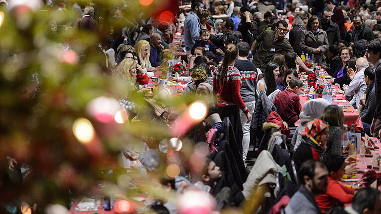 Die Gemeinschaft Sant'Egidio lädt traditionell am ersten Feiertag sozial benachteiligte Menschen zu einem Weihnachtsessen ein.