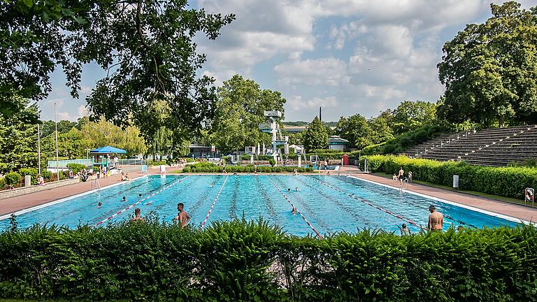 Viel Platz im und ums Schwimmbecken herum: So sah die Badesituation im Würzburger Dallenbergbad im Vorjahr eine Woche nach dessen Eröffnung aus.